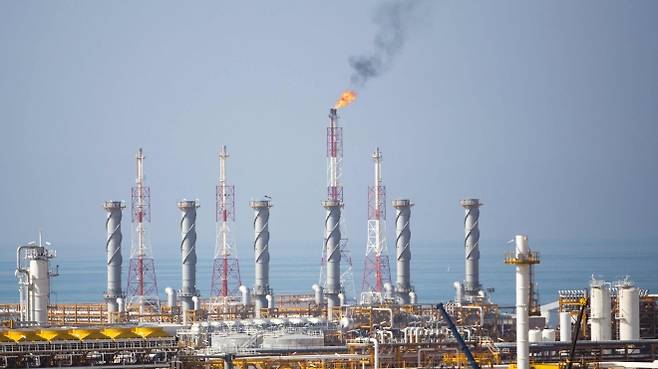 이란 남부 캉간 인근 페르시아만 연안의 사우스파르스 가스전 시설에서 가스 플레어가 타오르고 있다. 이스라엘이 18일(현지시간) 이란 주요 가스전을 타격하면서 국제 유가와 에너지 시장이 급격히 요동치고 있다. AFP 연합뉴스