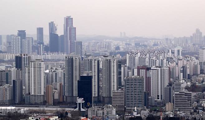 이재명 정부의 연이은 부동산 시장 안정화 대책으로 집값 상승 기대가 3년 7개월 만에 가장 큰 폭으로 떨어진 24일 서울 남산에서 바라본 서울시내 모습. 2026.2.24. 도준석 전문기자