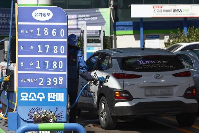 중동 가스시설 피격에 국제유가 급등 - 이스라엘이 이란 최대 가스전을 폭격하고 이란이 주변국 에너지 시설에 반격하면서 국제유가가 다시 급등한 가운데 19일 서울 시내의 주유소에서 직원이 차량에 기름을 넣고 있다. 뉴스1