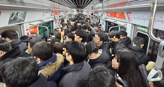 서울 시내버스가 전면 파업에 돌입한 13일 서울 시내를 운행 중인 출근길 지하철이 혼잡한 모습을 보이고 있다. 서울시는 혼잡 시간대 지하철을 추가 운행하는 등 시민 불편을 최소화하겠다고 밝혔다. 2026.1.13 이지훈 기자