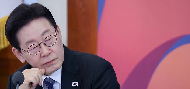 이재명 대통령이 18일 청와대에서 열린 자본시장 안정과 정상화 간담회에서 참석자 발언을 듣고 있다. 연합뉴스