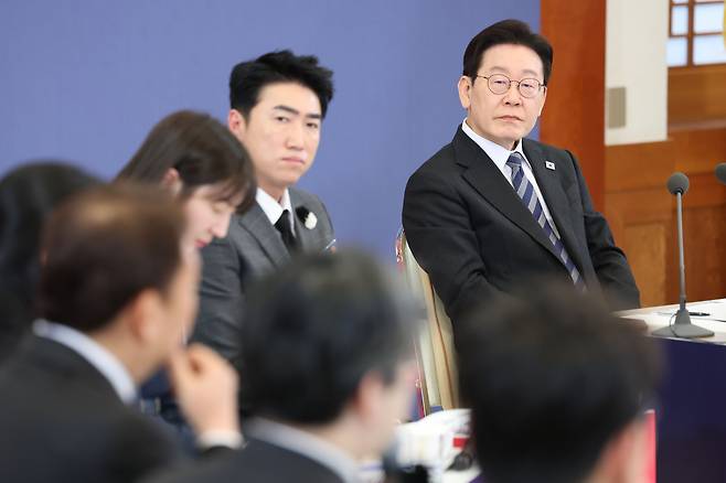 이재명 대통령이 18일 청와대에서 열린 자본시장 안정과 정상화 간담회에서 참석자 발언을 듣고 있다. 연합뉴스