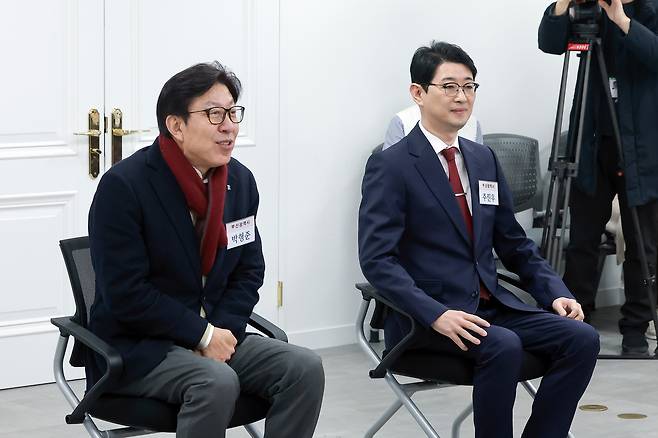 6·3 지방선거 부산시장에 도전하는 박형준(왼쪽) 부산시장과 주진우 국민의힘 의원이 이달 11일 서울 영등포구 여의도 국민의힘 중앙당사에서 열린 광역단체장 후보 면접에 참석해 시작을 기다리고 있다.연합뉴스