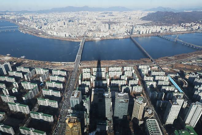서울 송파구 롯데월드타워 서울스카이에서 아파트 단지기 보이고 있다. 뉴스1