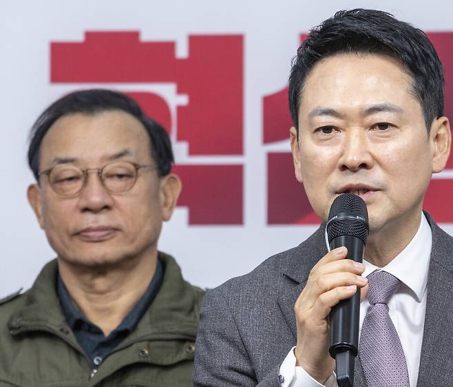 장동혁 국민의힘 대표가 2월23일 서울 여의도 국민의힘 중앙당사에서 열린 제9회 전국동시지방선거 중앙당 공천관리위원회 공천 혁신 서약식에서 인사말을 하고 있다. 왼쪽은 지난 13일 사퇴를 선언한 이정현 국민의힘 공천관리위원장 ⓒ연합뉴스