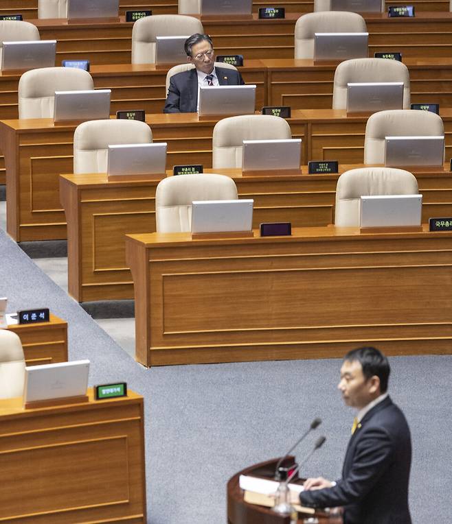 정성호 법무부 장관이 19일 국회에서 열린 3월 임시국회 2차 본회의에서 김용민 더불어민주당 의원의 검찰 개혁 법안인 공소청법(대안)을 제안 설명을 듣고 있다. ⓒ연합뉴스