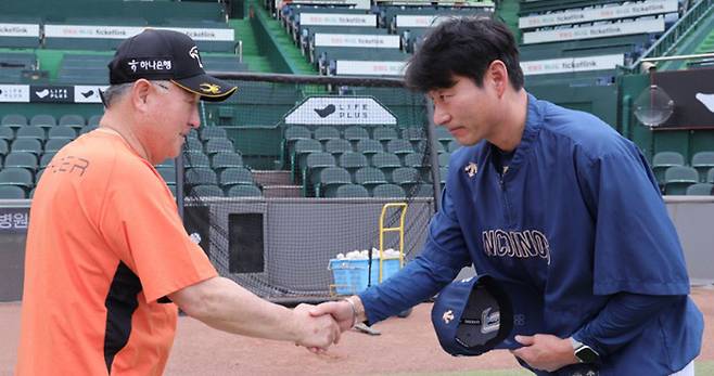 김경문 한화 감독(왼쪽)이 부임한 2024년 6월 NC와 첫 만남에서 강인권 당시 NC 감독과 악수하고 있다. 한화이글스 제공