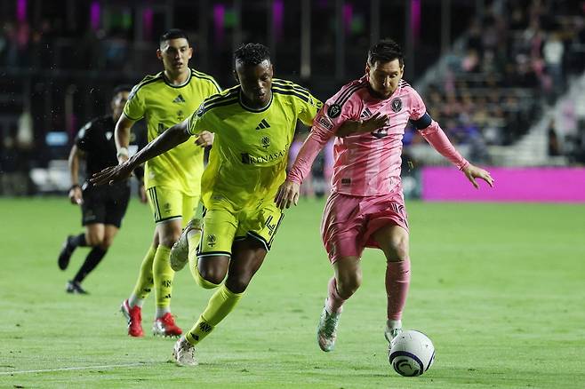 드리블하는 리오넬 메시(오른쪽).   포트 로더데일 | AFP연합뉴스