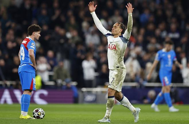 19일 아틀레티코 마드리드를 상대로 앞서가는 골을 넣고 관중에 손을 들어보인 시몬스. EPA연합뉴스