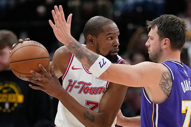 케빈 듀란트(왼쪽)가 19일 미국 텍사스주 휴스턴의 도요타 센터에서 열린 LA 레이커스와 2025~2026 미국프로농구 정규리그 홈경기에서 루카 돈치치의 수비에 맞서고 있다.   휴스턴 | AP연합뉴스