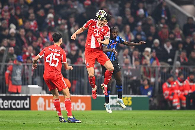 바이에른 뮌헨의 김민재가 19일 아탈란타와의 유럽 챔피언스리그 16강 2차전 홈경기 도중 공중 볼을 헤더로 걷어내고 있다. AP연합뉴스