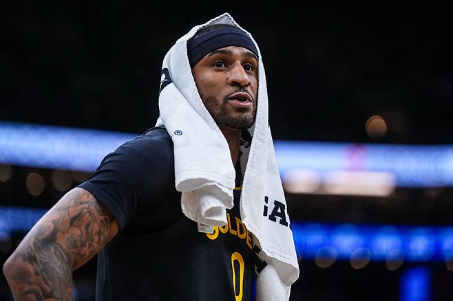 게리 페이튼 2세가 19일 미국 매사추세츠주 보스턴의 TD 가든에서 열린 보스턴 셀틱스와 2025~2026 미국프로농구 정규리그 원정 경기에서 코트를 바라보고 있다.  보스턴 | Imagn Images연합뉴스