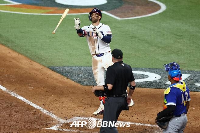 브라이스 하퍼가 18일(한국 시각) 미국 플로리다주 마이애미에 위치한 론디포 파크에서 열린 베네수엘라와 2026 월드베이스볼클래식(WBC) 결승전에서 8회말 동점 투런포를 터트린 뒤 배트 플립을 하고 있다. /AFPBBNews=뉴스1