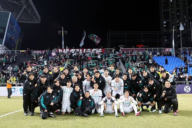18일 인천축구전용경기장에서 열린 인천 유나이티드전 3-1 승리로 시즌 첫 승을 거둔 뒤 원정 팬들과 기념사진을 촬영하고 있는 대전하나시티즌 선수들.  /사진=대전하나시티즌 SNS 캡처