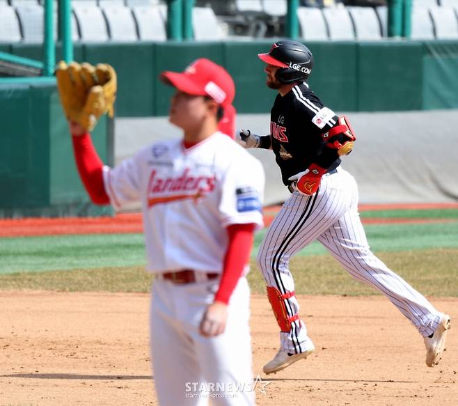 LG 4번 타자 오스틴(오른쪽)이 19일 인천SSG랜더스필드에서 열리는 2026프로야구 ㄴSSG랜더스와 LG트윈스 경기 5회초 이기순을 상대로 역전 투런홈런을 터트린 후 홈인하고 있다. 2026.03.19. /사진=강영조 선임기자