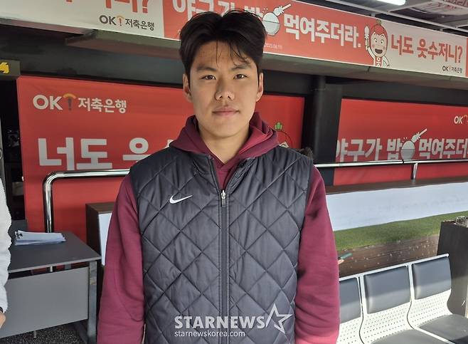 키움 투수 김윤하가 19일 KT와 시범경기 후 인터뷰를 하고 있다. /사진=신화섭 기자