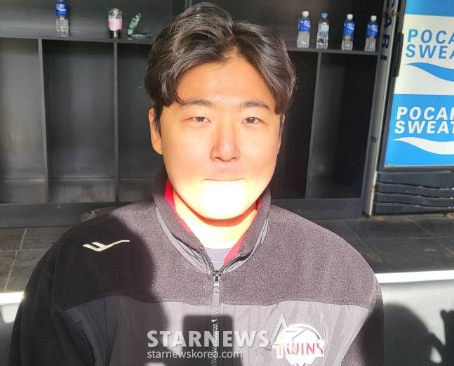 LG 투수 송승기가 19일 SSG와 시범경기를 마치고 취재진과 인터뷰를 하고 있다. /사진=안호근 기자