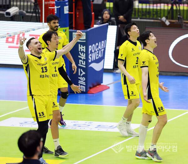 KB손해보험 3위로 준PO 진출, 비예나-나경복 환호.