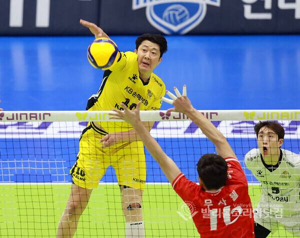 시간차 후위공격하는 나경복.