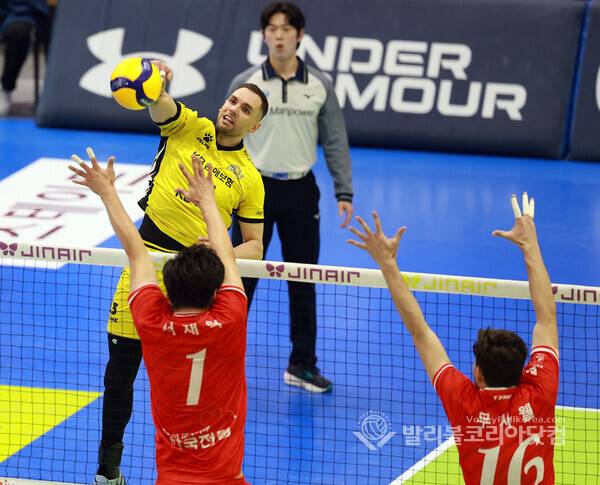 후위공격하는 비예나...21득점-공격성공률 51.35%.