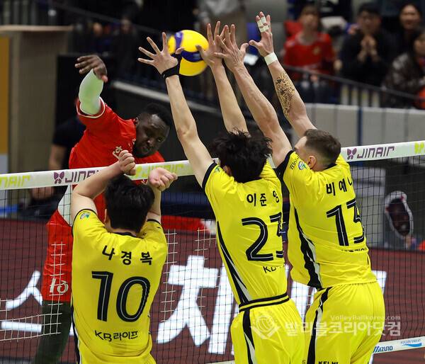 블로킹하는 이준영과 비예나.