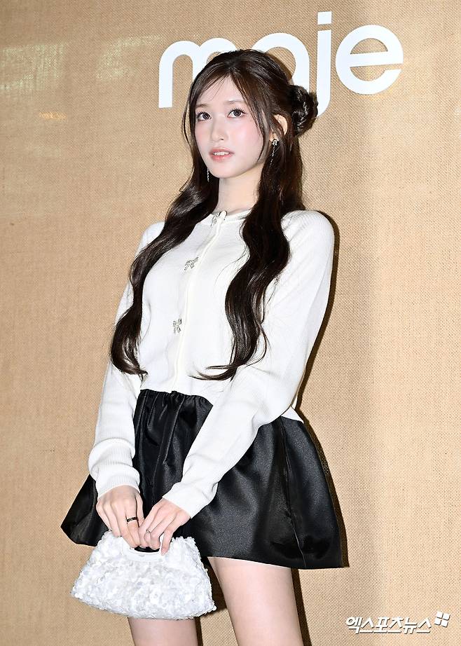 아이브 이서가 포즈를 취하고 있다.