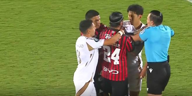 손흥민이 경기 중 분노하는 흔하지 않은 장면에 영국 언론도 주목했다. 경기 도중 상대의 거친 태클에 쓰러지자마자 분노에 찬 모습으로 상대 선수에게 달려가 태클에 대해 항의하고, 동료들이 뛰어와 손흥민을 말리는 모습은 쉽게 볼 수 있는 장면이 아니었다. 영국 언론은 손흥민이 파울을 당한 뒤 경기 분위기가 험악해질 뻔했다면서 해당 상황을 조명했다. 사진 중계화면