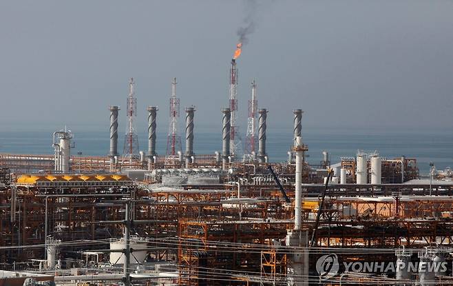 아살루예의 가스 정제 단지 [AP 연합뉴스 자료사진 재판매 및 DB 금지]