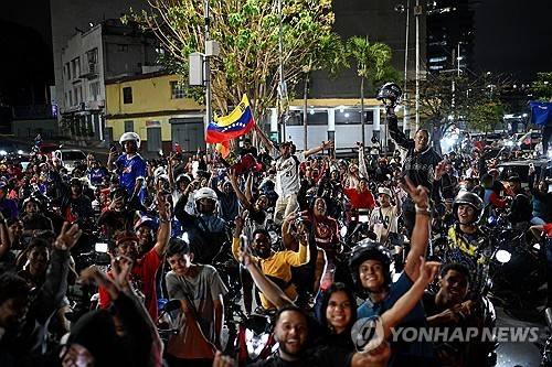 베네수엘라 우승에 환호하는 시민들 [로이터=연합뉴스]