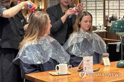 "K헤어 너무 좋아요!" (서울=연합뉴스) 이진주 인턴기자 = 지난 13일 중구 준오헤어 명동2호점에서 두피 마사지를 받고 있는 외국인들. 2026.3.19.