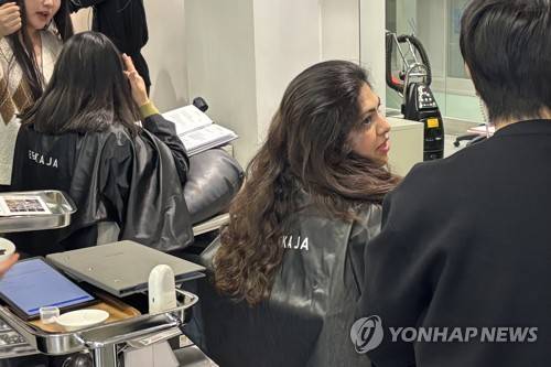 "내 머리 어떻게 바뀔지 무척 기대돼요" (서울=연합뉴스) 이진주 인턴기자 = 지난 13일 중구 이가자헤어비스 명동점에서 트리트먼트 케어를 받는 인도인 접닛(왼쪽) 씨와 니부바 씨. 2026.3.19
