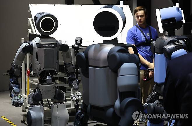 한곳에 모인 아틀라스 (라스베이거스=연합뉴스) 김성민 기자 = CES 개막 이틀째인 7일(현지시간) 미국 네바다주 라스베이거스 컨벤션센터(LVCC) 현대자동차 부스에서 로봇 아틀라스가 이동하고 있다. 2026.1.8 ksm7976@yna.co.kr