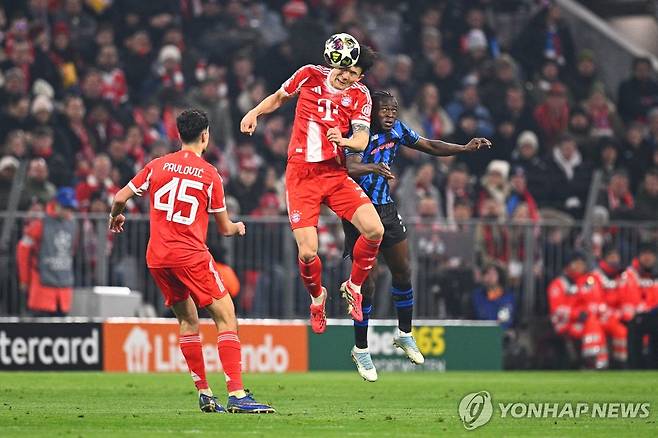 공중볼을 따내는 김민재 [AP=연합뉴스]