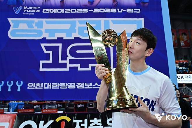 정규리그 1위 MVP를 든 대한항공의 한선수 [한국배구연맹 제공. 재판매 및 DB 금지]