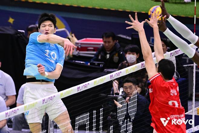 공격하는 대한항공의 정지석(왼쪽) [한국배구연맹 제공. 재판매 및 DB 금지]