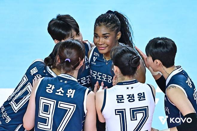 득점 후 기뻐하는 한국도로공사의 모마(중앙) [한국배구연맹 제공. 재판매 및 DB 금지]