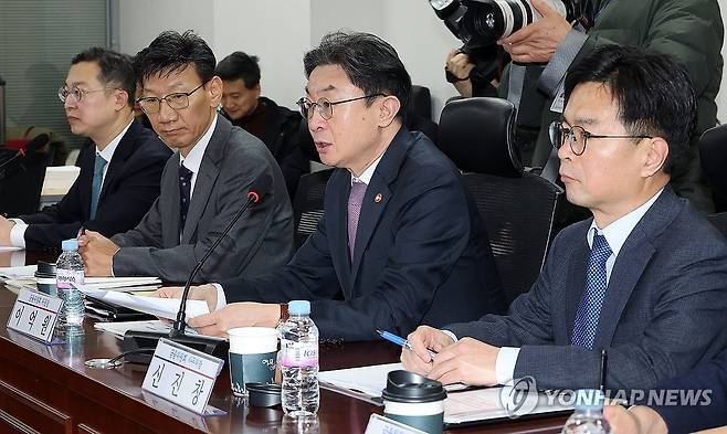 당정 협의, 인사말 하는 이억원 금융위원장 (서울=연합뉴스) 배재만 기자 = 이억원 금융위원장이 19일 국회 의원회관에서 국회 정무위 소속 더불어민주당 의원들과 함께 한 당정 협의에서 인사말을 하고 있다. 2026.3.19 scoop@yna.co.kr