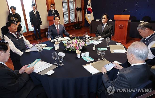 사회적대화 위해 모인 국회의장-노사 5단체 대표 (서울=연합뉴스) 류영석 기자 = 우원식 국회의장, 최태원 대한상의 회장을 비롯한 노사 5단체 대표들이 지난해 10월 15일 서울 여의도 국회 사랑재에서 열린 사회적 대화 공동선언식에 참석해 행사 시작을 기다리고 있다. 2025.10.15 ondol@yna.co.kr