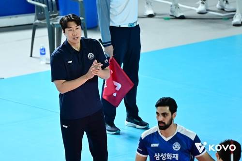 선수들을 격려하는 고준용 삼성화재 감독대행(왼쪽) [한국배구연맹 제공. 재판매 및 DB 금지]