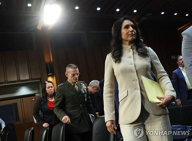 털시 개버드 DNI 국장 (워싱턴DC AFP=연합뉴스) 18일 미국 연방상원 정보위원회가 연 공개 청문회 출석을 마치고 떠나는 털시 개버드 국가정보국(DNI) 국장. 2026.3.19.