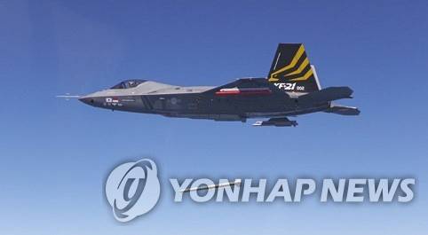KAI, 방사청과 KF-21 추가무장시험 계약…6천859억원 규모 (서울=연합뉴스) 한국항공우주산업은 방위사업청과 한국형 전투기(KF-21) 추가무장시험 사업 계약을 체결했다고 18일 밝혔다. 계약 규모는 6천859억원이다.
    사진은 KF-21 무장비행시험 모습. 2025.12.18 [한국항공우주산업 제공. 재판매 및 DB 금지] photo@yna.co.kr