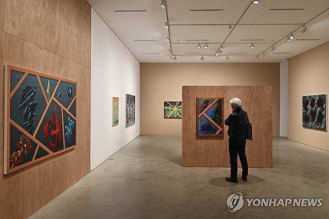 국제갤러리, 박찬경 개인전 '안구선사' 개최 (서울=연합뉴스) 류효림 기자 = 19일 서울 종로구 국제갤러리에서 열린 박찬경 개인전 '안구선사' 기자간담회에서 참석자들이 전시 작품을 살펴보고 있다. 2026.3.19 ryousanta@yna.co.kr
