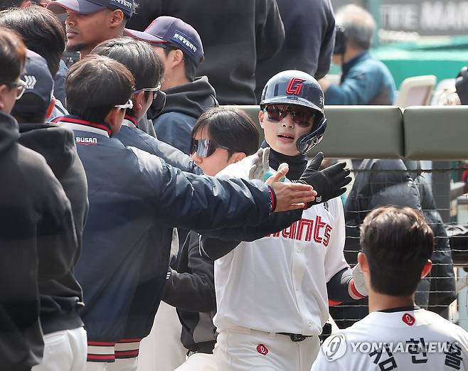 오늘 감이 좋아 (부산=연합뉴스) 강선배 기자 = 19일 부산 사직야구장에서 열린 프로야구 두산 베어스와 롯데 자이언츠의 시범경기. 1회 말 롯데 윤동희가 무사 2루에서 2루 땅볼로 진루타를 치고 더그아웃에서 동료들의 격려를 받고 있다. 2026.3.19 sbkang@yna.co.kr
