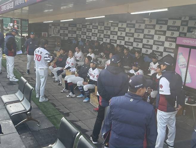 승리 후 경기를 복기하는 롯데 선수단 [촬영 이대호]