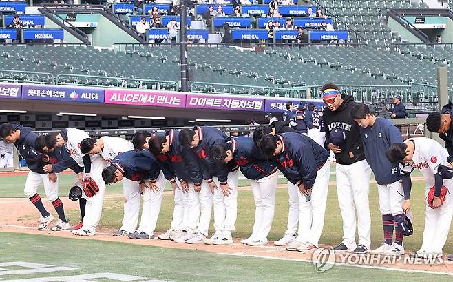 승리 후 관중에게 인사하는 롯데 선수들 (부산=연합뉴스) 강선배 기자 = 19일 부산 사직야구장에서 열린 프로야구 두산 베어스와 롯데 자이언츠의 시범경기에서 롯데 선수들이 두산에 10대 3으로 승리하고 관중에게 인사하고 있다. 2026.3.19 sbkang@yna.co.kr
