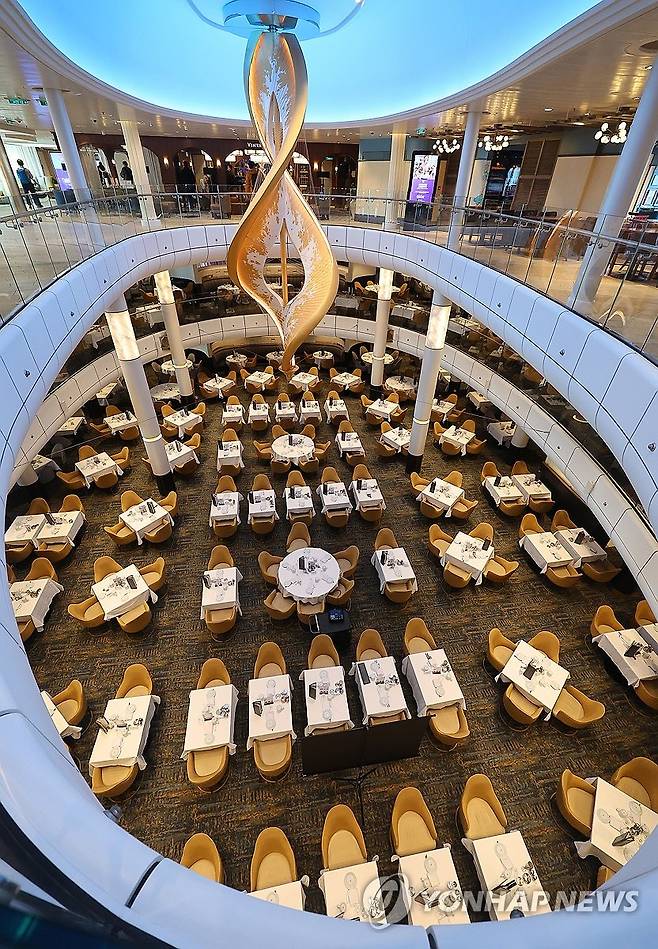 크루즈 '펙트럼 오브 더 시즈'호의 정찬 식당 (인천=연합뉴스) 임순석 기자 = 19일 인천 연수구 인천항 국제크루즈터미널에 정박한 로얄캐리비안 크루즈의 '스펙트럼 오브 더 시즈(17만t급)'호가 언론인 등을 대상으로 팸투어를 실시했다. 사진은 올해 인천항에 처음 기항한 크루즈 '스펙트럼 오브 더 시즈'호 선내 정찬 식당의 모습. 2026.3.19 soonseok02@yna.co.kr