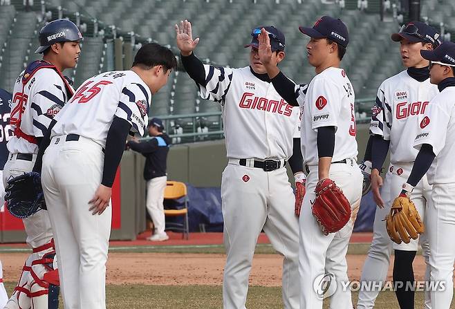 롯데 두산에 10-3 승리 (부산=연합뉴스) 강선배 기자 = 19일 부산 사직야구장에서 열린 프로야구 두산 베어스와 롯데 자이언츠의 시범경기에서 롯데 선수들이 두산에 10대 3으로 승리하고 세리머니하고 있다. 2026.3.19 sbkang@yna.co.kr