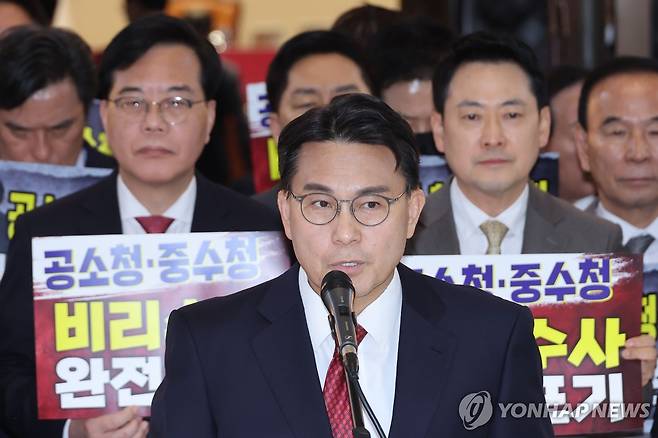 발언하는 국민의힘 윤상현 의원 (서울=연합뉴스) 배재만 기자 = 국민의힘 윤상현 의원이 19일 본회의를 앞두고 국회 로텐더홀에서 열린 중수청·공소청법 강행처리 규탄대회에서 발언하고 있다. 2026.3.19 scoop@yna.co.kr