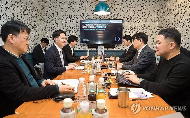 구혁채 제1차관, K-문샷 관련 기업 현장방문 (서울=연합뉴스) 구혁채 과학기술정보통신부 1차관이 19일 서울 서초구 홍우빌딩 바이오넥서스를 방문해 업스테이지, 리벨리온, 한국기초과학지원연구원 등 관계자들과 간담회를 하고 있다. 2026.3.19 [과학기술정보통신부 제공. 재판매 및 DB 금지] photo@yna.co.kr