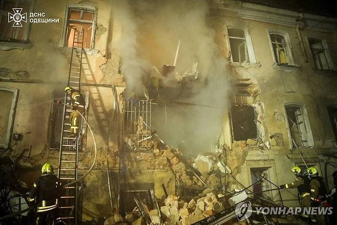 19일 러시아 공격으로 부서진 우크라 오데사 지역 아파트 [로이터 연합뉴스 자료사진. 재배포 및 DB 금지]
